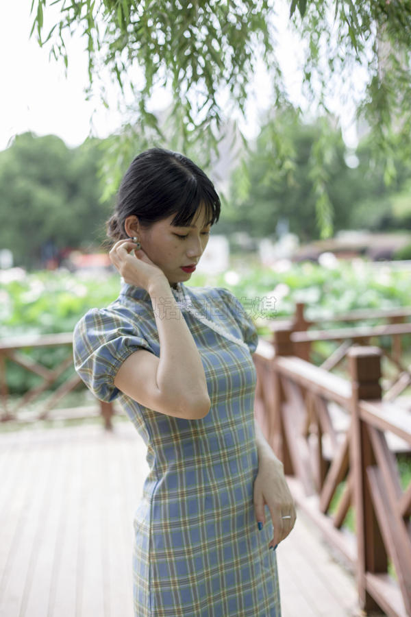 [Sihua SiHua] SH173 Ragazza di seta di maiale Shishi Cheongsam che cammina nel parco