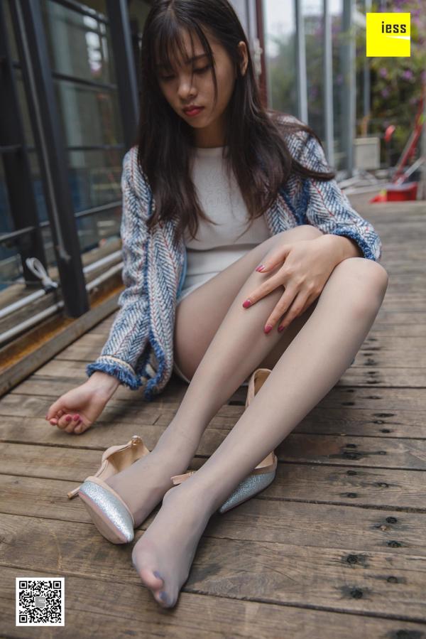 Modelo Qiqi "Xiaoxiangfeng Street Shooting" Gray Silk Legs [Iss to IESS]