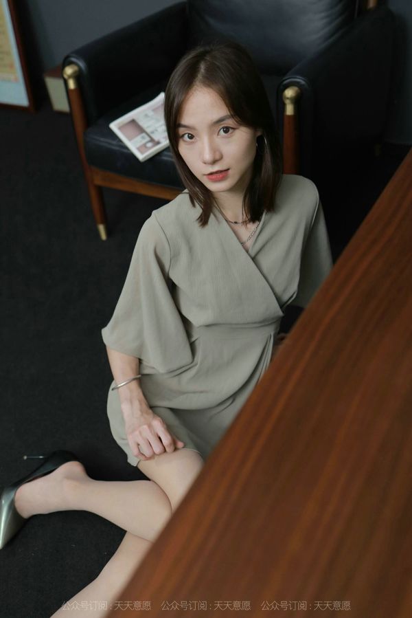 [IESS 奇思趣向] Model: Xiaoliu "The Gray Short Skirt Is Very Charming"